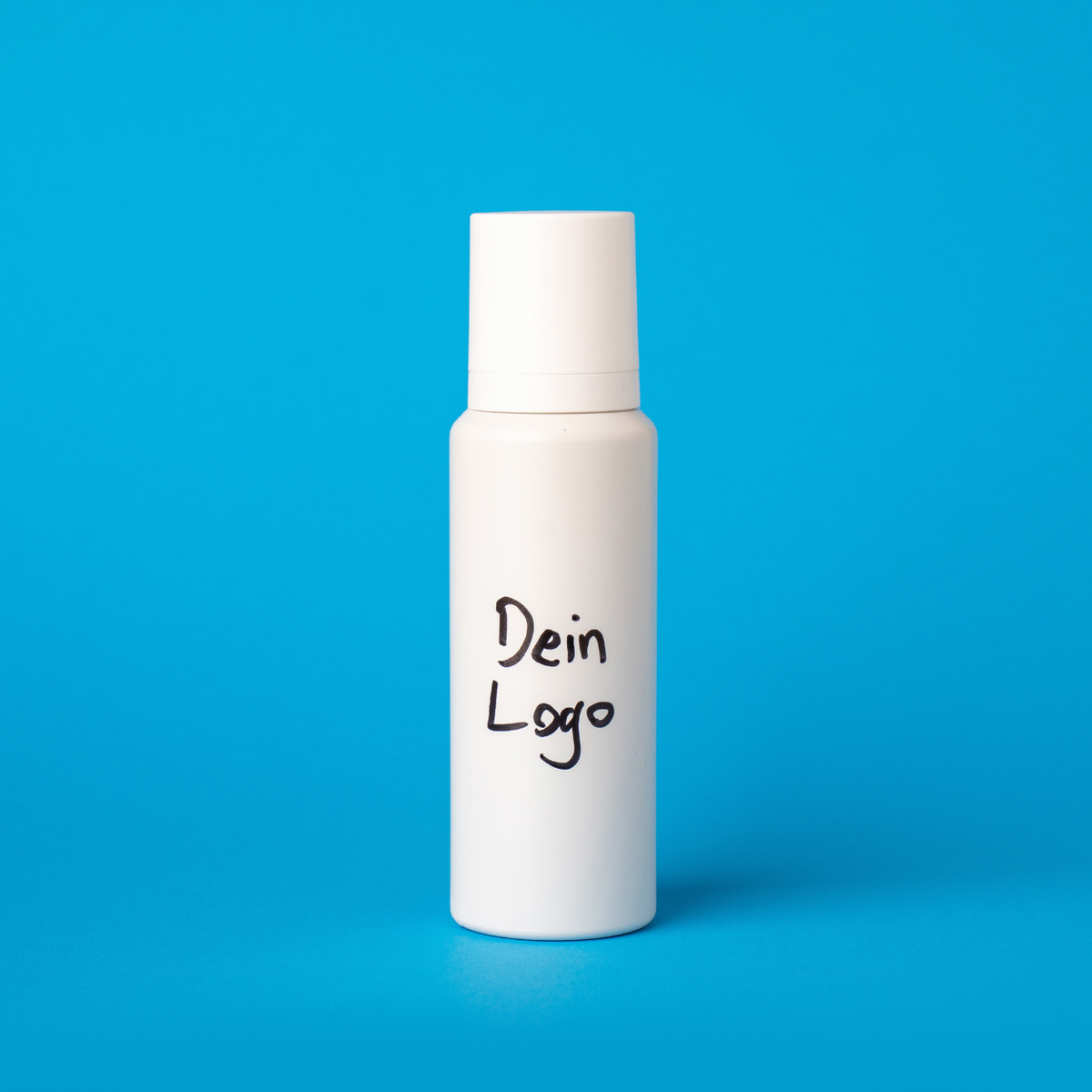LiqVits Flasche in weiß als MockUp, mit Schrift "Dein Logo" darauf für B2B Geschäftskunden