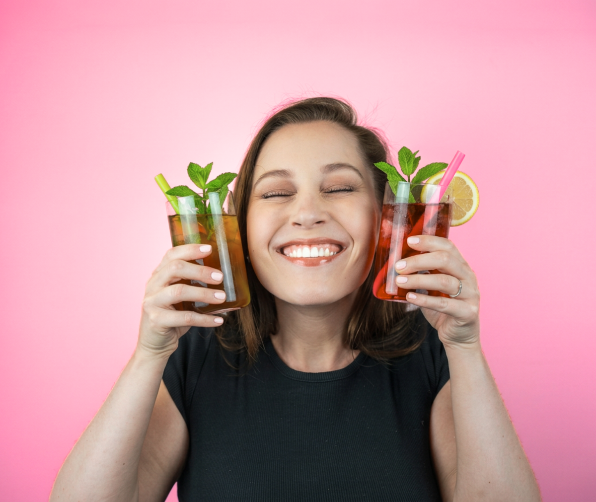 LiqVits Nahrungsergänzung mit Model Anna trinkt Lieblingsdrink mit Minze und Zitrone als Mocktail